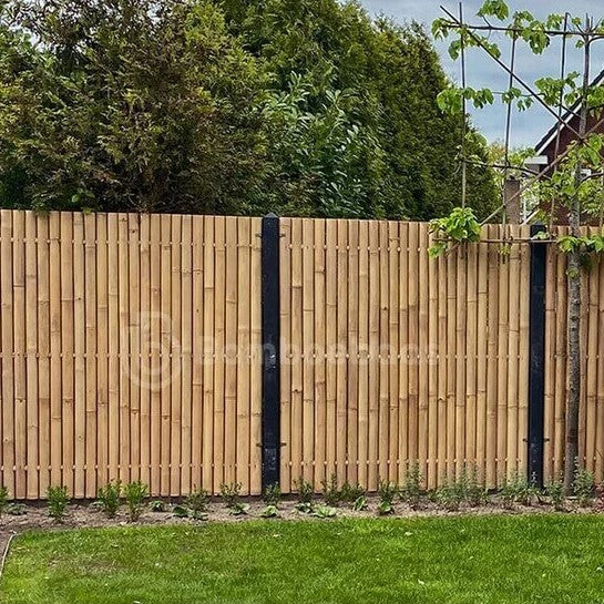 Bamboe schutting Giga met zwarte houten palen