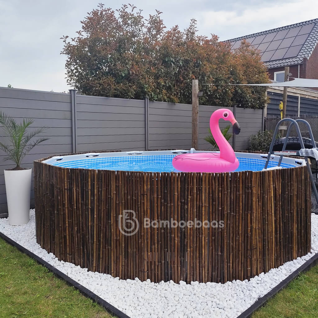 Donkerbruine bamboemat - Midi tegen een zwembad