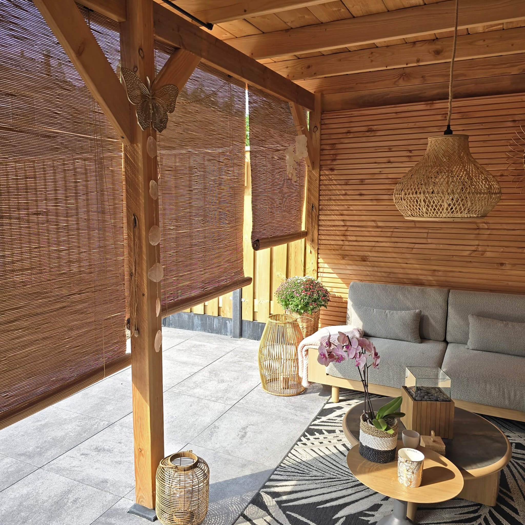 Bamboe rolgordijn Luca onder houten overkapping