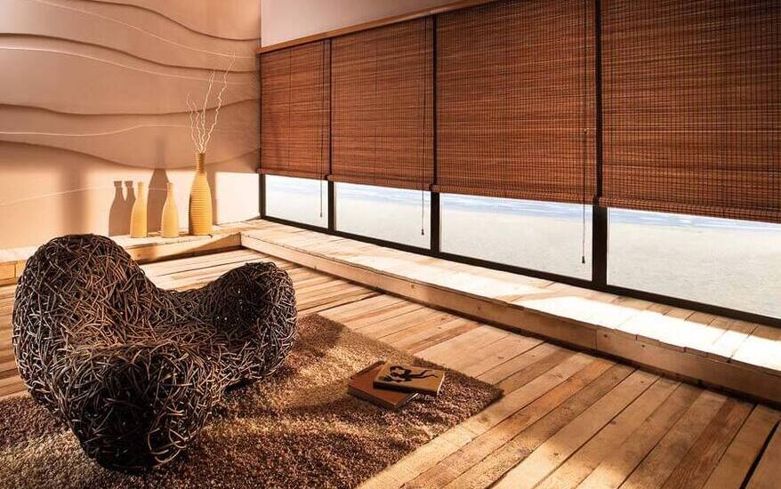 Rolgordijnen van bamboe in een huiskamer aan zee